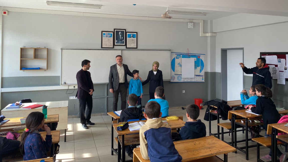 5-A sınıfı öğrencisi Zeynel Abidin ERGEÇ ‘e belgesi ve ödülü takdim edildi.